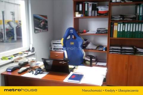 Magazyn z dwiema halami przy drodze krajowej nr 8