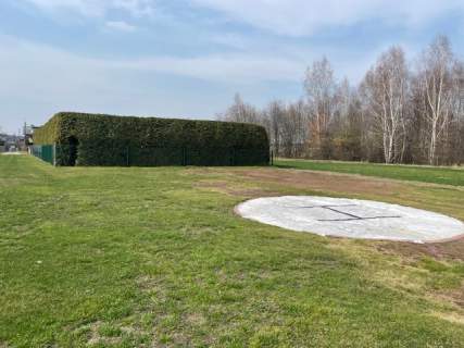 Dom z warsztatem serwisu ogumienia i basenem