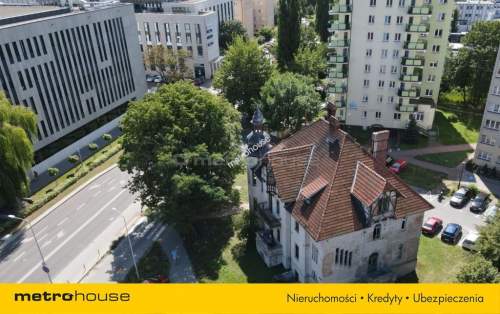 Zabytkowy budynek w centrum miasta koło sądu