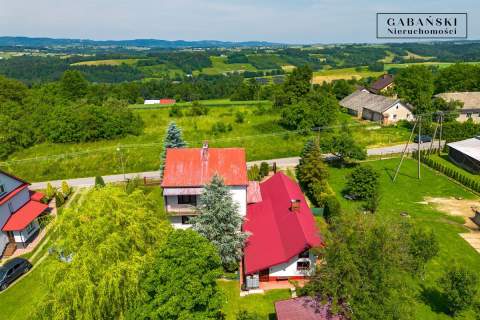 Sielankowy dom na wsi przestrzeń, zieleń i cisza