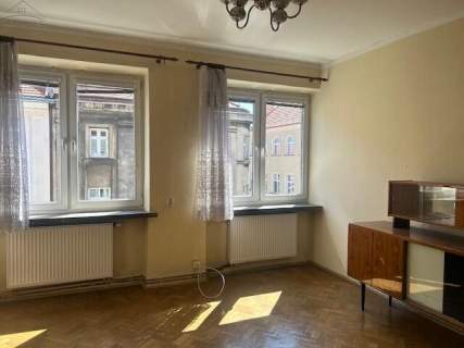 Na sprzedaż - 2 pokojowe mieszkanie w bloku w centrum.