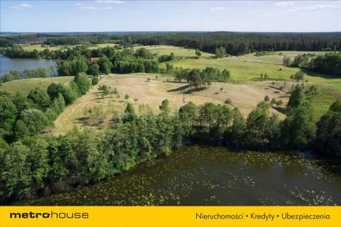 Działka nad jeziorem.