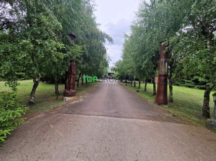 Dwa drewniane domy na jednej posesji