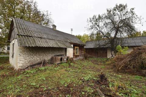 Nieruchomość we wsi Julianów 22 ary, drewniany dom