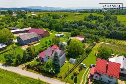 Sielankowy dom na wsi przestrzeń, zieleń i cisza