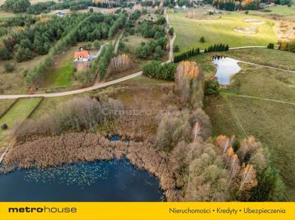 Działka budowlana z linią brzegową jeziora