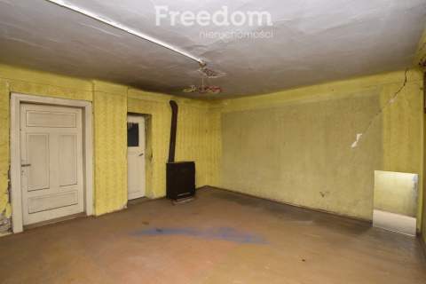 Nieruchomość we wsi Julianów 22 ary, drewniany dom