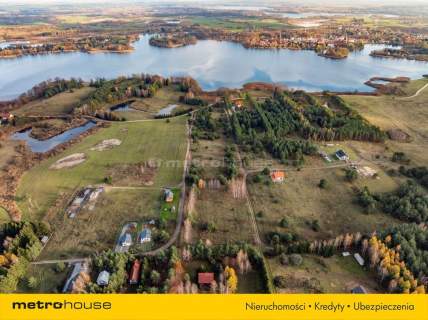 Działka budowlana z linią brzegową jeziora