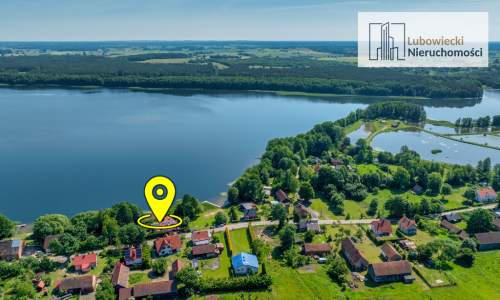 Dom z linią brzegową Jeziora Małszewskiego. Mazury