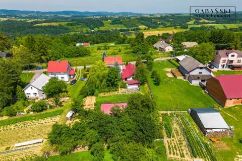 Sielankowy dom na wsi przestrzeń, zieleń i cisza