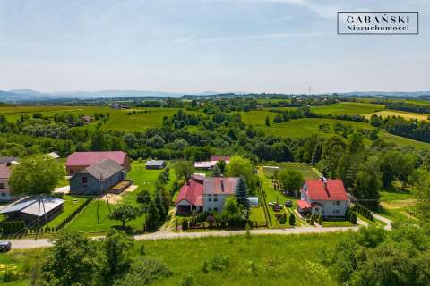 Sielankowy dom na wsi przestrzeń, zieleń i cisza