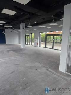 208m2- przeszklony salon z biurem przy lotnisku