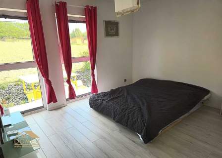 Nowoczesny bliźniak z prywatnym jacuzzi i ogrodem