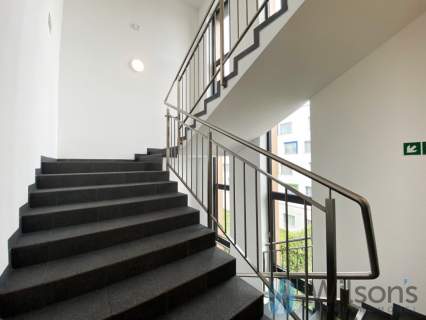 208m2- przeszklony salon z biurem przy lotnisku
