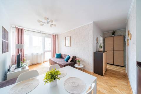 Zadbane mieszkanie z balkonem i piwnicą