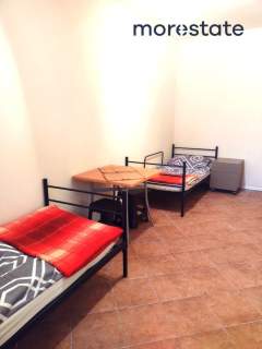 Kamienica dostosowana na hostel.