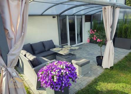 Nowoczesny bliźniak z prywatnym jacuzzi i ogrodem