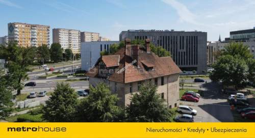 Zabytkowy budynek w centrum miasta koło sądu