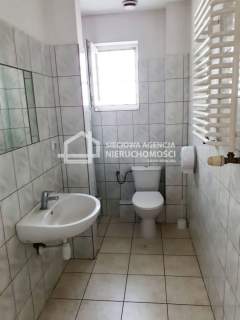 magazyn z biurami na wynajem.