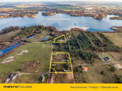 Działka budowlana z linią brzegową jeziora
