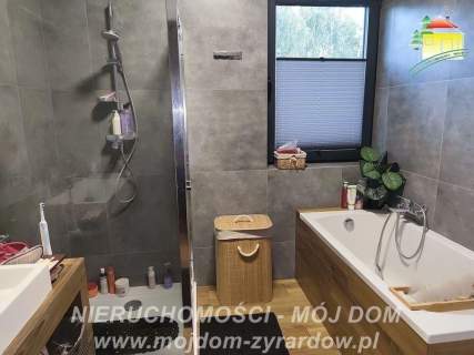 Śliczny dom z pięknie zagospodarowaną działką.