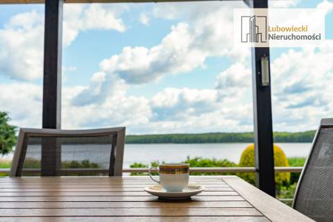 Dom z linią brzegową Jeziora Małszewskiego. Mazury