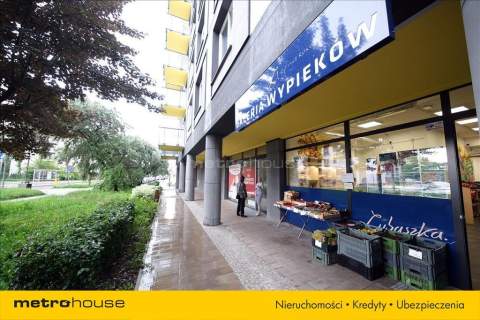 Nowy lokal z pełnymi witrynami na otwartym planie
