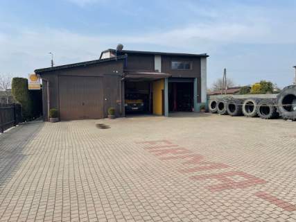 Dom z warsztatem serwisu ogumienia i basenem