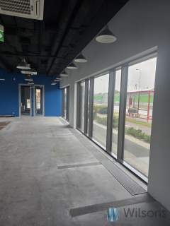 208m2- przeszklony salon z biurem przy lotnisku