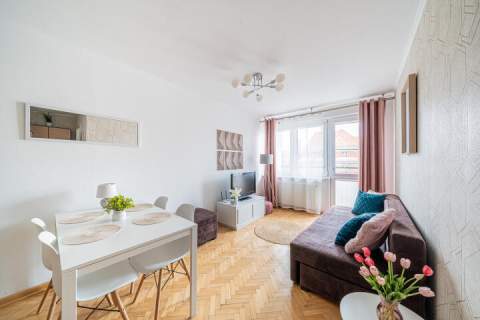 Zadbane mieszkanie z balkonem i piwnicą