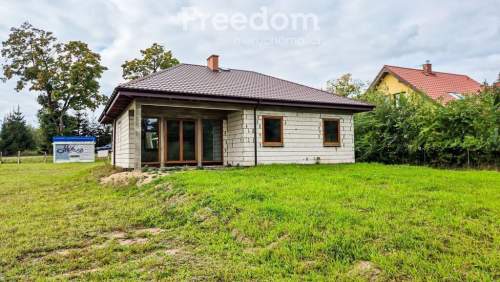 uroczy dom parterowy w otoczeniu przyrody