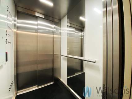 208m2- przeszklony salon z biurem przy lotnisku