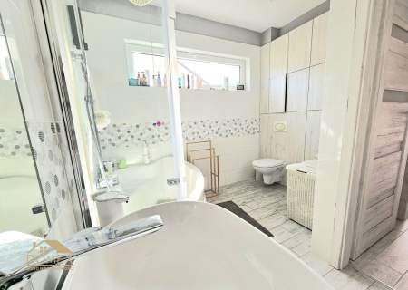 Nowoczesny bliźniak z prywatnym jacuzzi i ogrodem