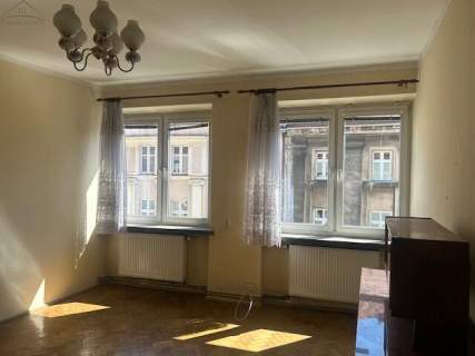 Na sprzedaż - 2 pokojowe mieszkanie w bloku w centrum.