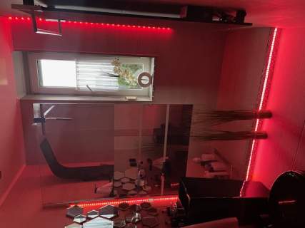 Dom z warsztatem serwisu ogumienia i basenem