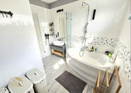 Nowoczesny bliźniak z prywatnym jacuzzi i ogrodem