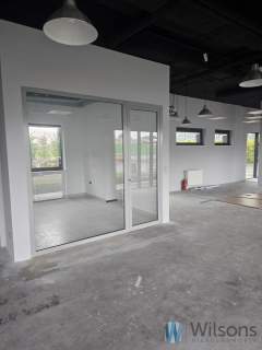 208m2- przeszklony salon z biurem przy lotnisku