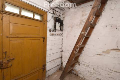 Nieruchomość we wsi Julianów 22 ary, drewniany dom