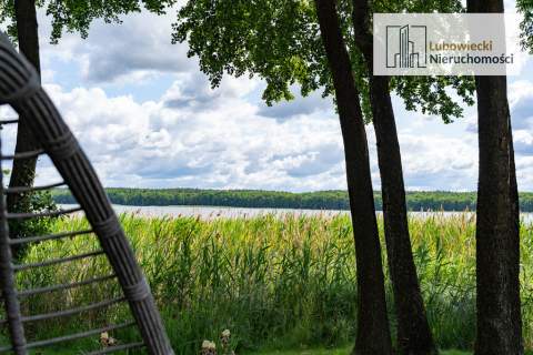 Dom z linią brzegową Jeziora Małszewskiego. Mazury