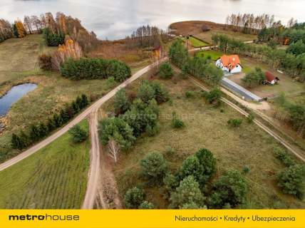 Działka budowlana z linią brzegową jeziora