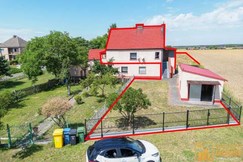 Połowa domu w uroczym cichym zakątku