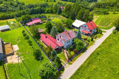 Sielankowy dom na wsi przestrzeń, zieleń i cisza