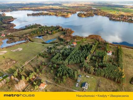 Działka budowlana z linią brzegową jeziora