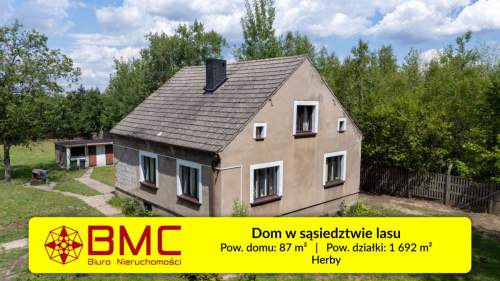 Herby dom z potencjałem na przeciw lasu
