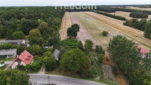 Nieruchomość we wsi Julianów 22 ary, drewniany dom