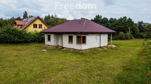 uroczy dom parterowy w otoczeniu przyrody