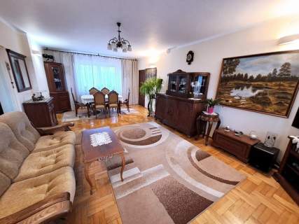 Przestronny dom na pięknej działce, Białogon