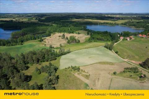 Działka nad jeziorem.