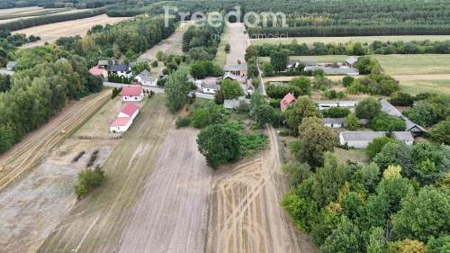 Nieruchomość we wsi Julianów 22 ary, drewniany dom