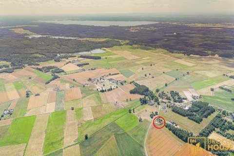 Połowa domu w uroczym cichym zakątku